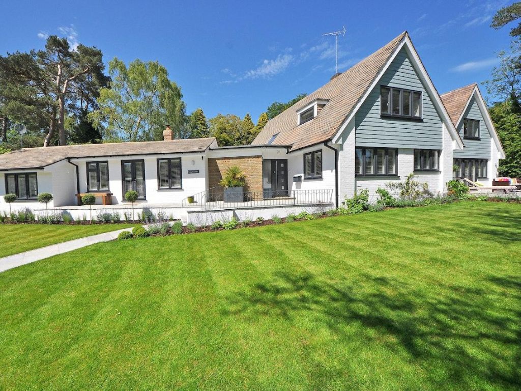 what does fertilizer do for grass